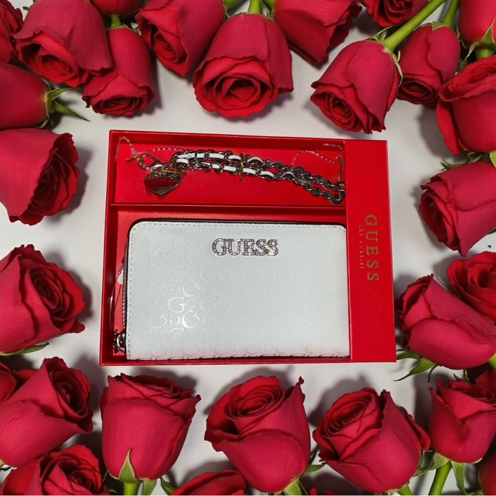 GUESS White Wallet with Silver Chain & Bag Charm NWT - Picture 1 of 7